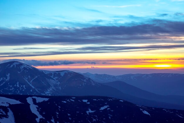 Majestuosa puesta de sol en las montañas nevadas