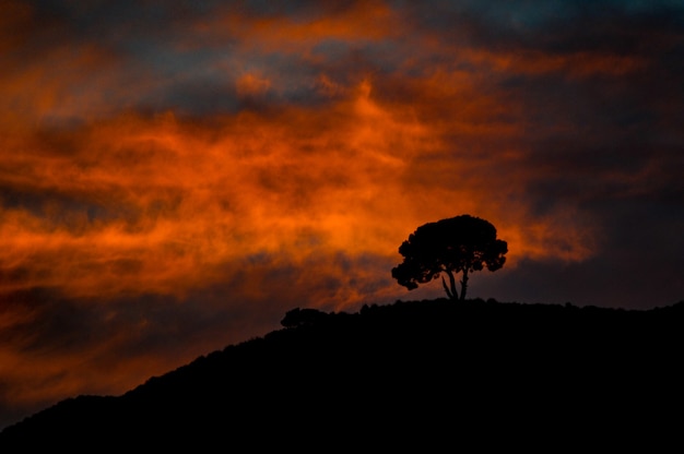 Majestuosa puesta de sol en el paisaje de las montañas