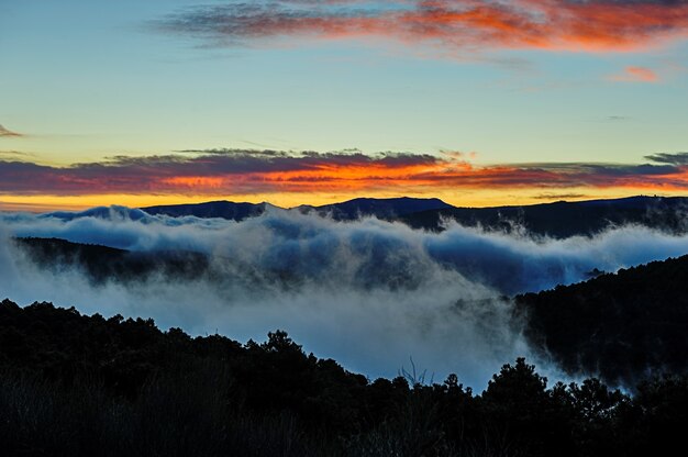 Majestuosa puesta de sol en el paisaje de las montañas