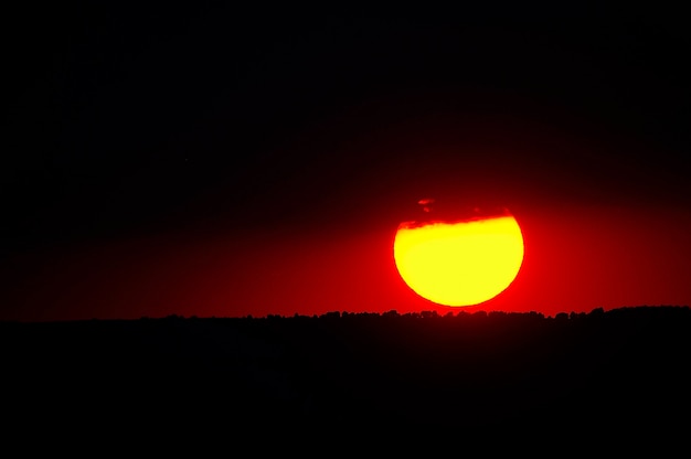 Majestuosa puesta de sol en el paisaje de las montañas