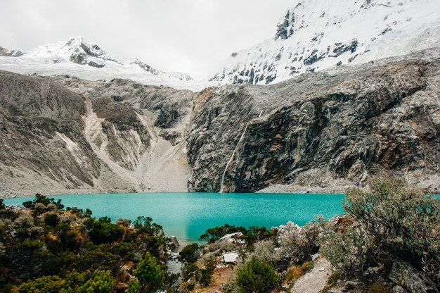 Foto majestuosa vista de la laguna 69 en huaraz perú.