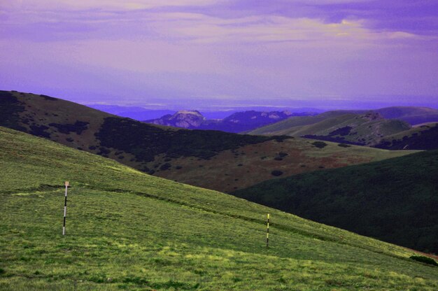 Foto una majestuosa vista de las montañas contra el cielo púrpura