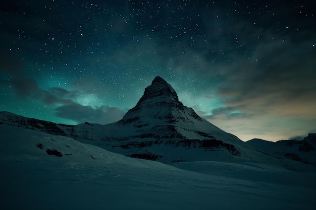 Una majestuosa vista nocturna de una montaña cubierta de nieve bajo un cielo estrellado