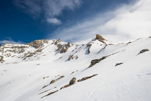 Majestuosas cumbres nevadas en invierno en los Alpes