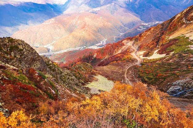 Majestuosas montañas del Cáucaso en otoño