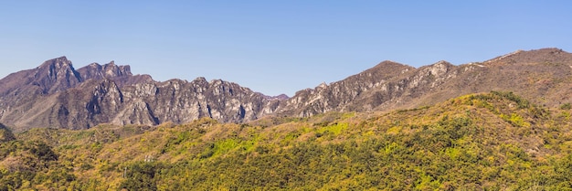 Majestuosas montañas cerca de la gran muralla china mutianyu banner formato largo