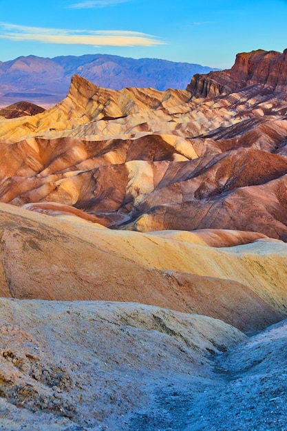 Majestuosas montañas de sedimentos coloridas en el desierto del Valle de la Muerte