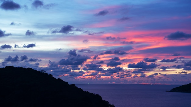 Majestuosas nubes en el cielo atardecer o amanecer sobre el mar.