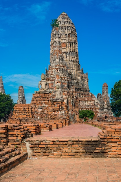 Majestuosas ruinas de 1629 Wat Chai Watthanaram construido por el rey Prasat Tong con su principal Prang (centro) que representa el Monte Meru, la morada de los dioses