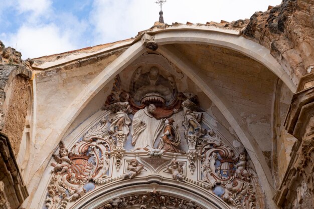 Las majestuosas ruinas del claustro del Monasterio de Piedras