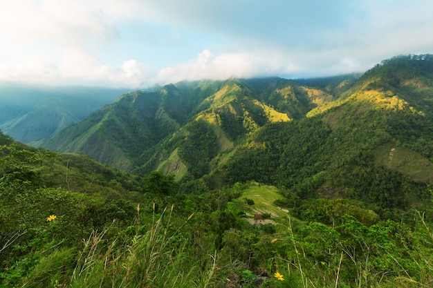 Majestuoso amanecer en el paisaje rural. Isla de Luzón en Filipinas.