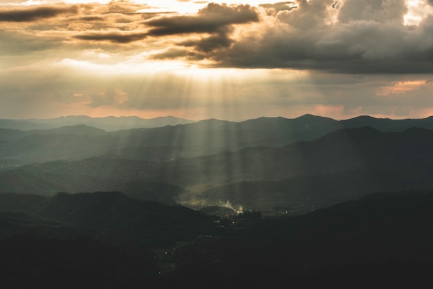 majestuoso amanecer sobre las montañas