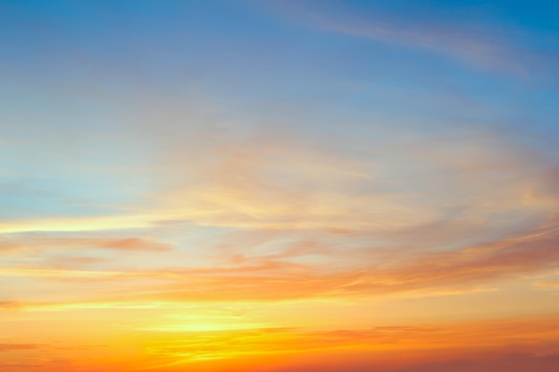 Majestuoso cielo al atardecer con suaves nubes de colores sin pájaros Tamaño grande