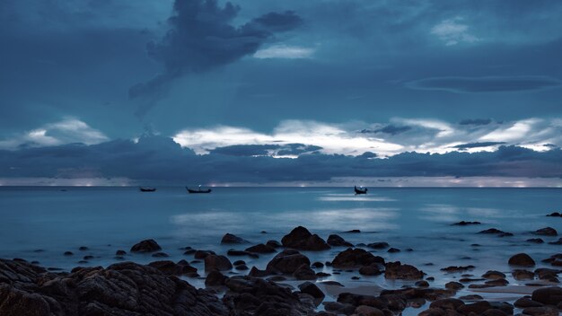 Majestuoso cielo sobre el mar en la noche