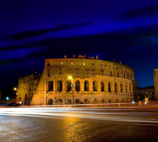 Majestuoso Coliseo en Roma en penumbra, Italia