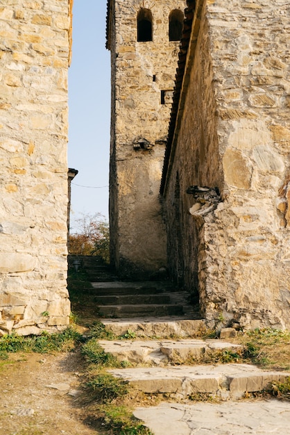 Majestuoso edificio de piedra antigua, arquitectura europea, escalones