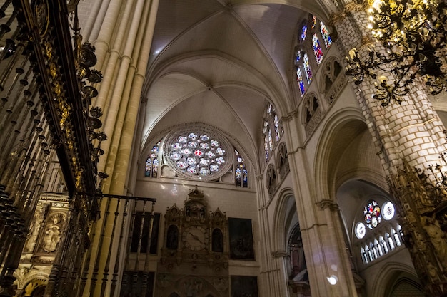 Majestuoso interior de la Catedral de Toledo, España. Declarada Patrimonio de la Humanidad por la Unesco