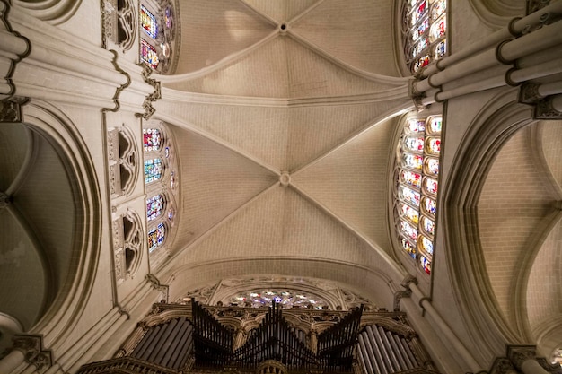 Majestuoso interior de la Catedral de Toledo, España. Declarada Patrimonio de la Humanidad por la Unesco
