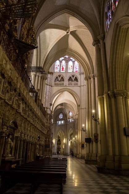 Majestuoso interior de la Catedral de Toledo, España. Declarada Patrimonio de la Humanidad por la Unesco