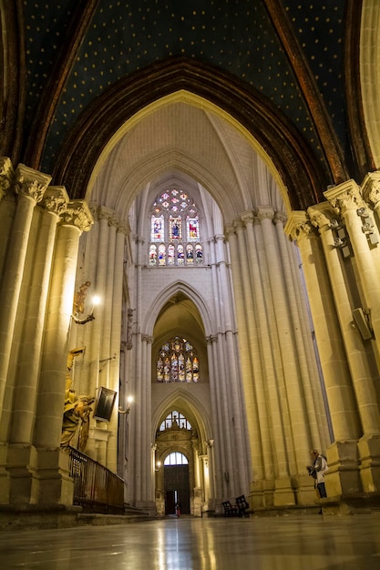 Majestuoso interior de la Catedral de Toledo, España. Declarada Patrimonio de la Humanidad por la Unesco