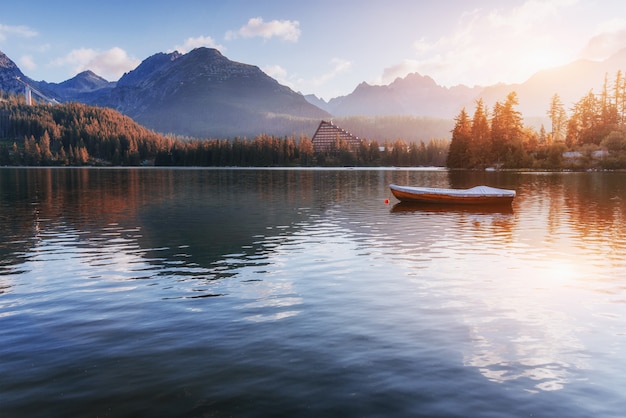 Majestuoso lago de montaña en el Parque Nacional Alto Tatra. Strbske Pleso, Eslovaquia