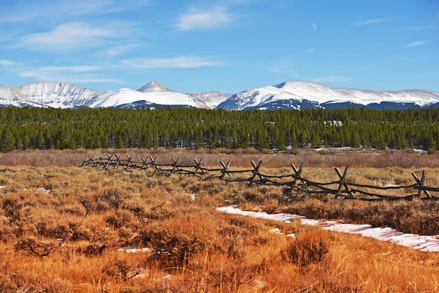 Majestuoso paisaje de Colorado en otoño con picos nevados Valle escénico cerca de Leadville Colorado Estados Unidos