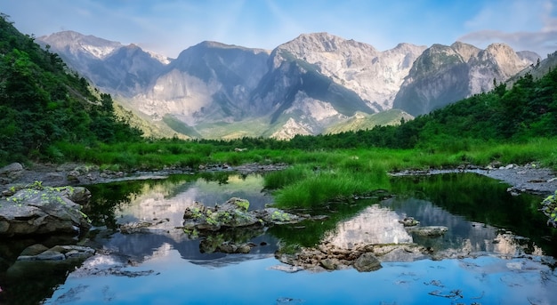 majestuoso paisaje de cuento de hadas con un gran lago y montañas