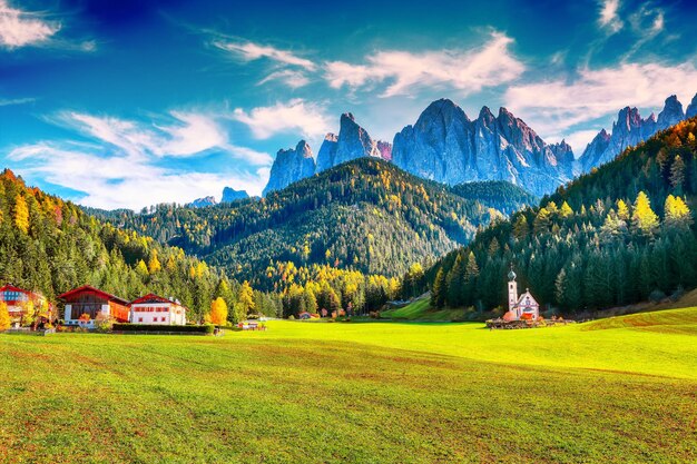 Foto majestuoso paisaje en los dolomitas con la capilla de san juan en ranui