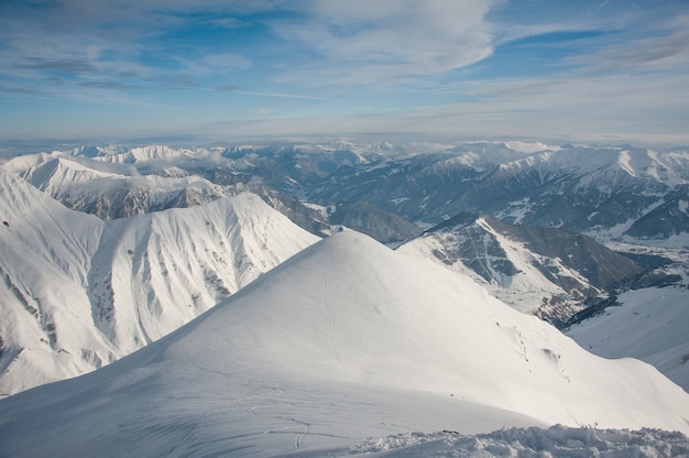 Majestuoso paisaje de invierno de montañas cubiertas de nieve en la mañana en Gudauri