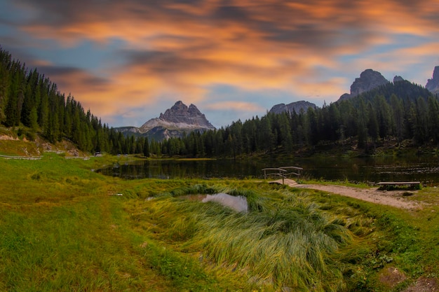 El majestuoso paisaje del lago Antorno con las famosas Dolomitas