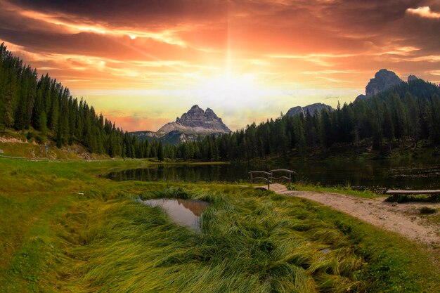 El majestuoso paisaje del lago Antorno con las famosas Dolomitas