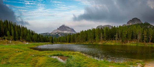 El majestuoso paisaje del lago Antorno con las famosas Dolomitas