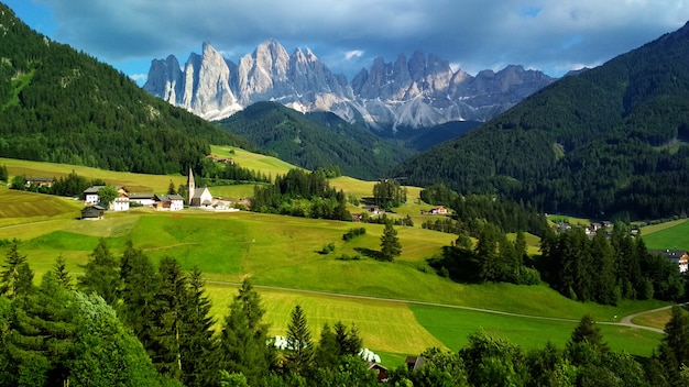 Majestuoso paisaje del lago de Antorno con el famoso pico de la montaña Dolomitas