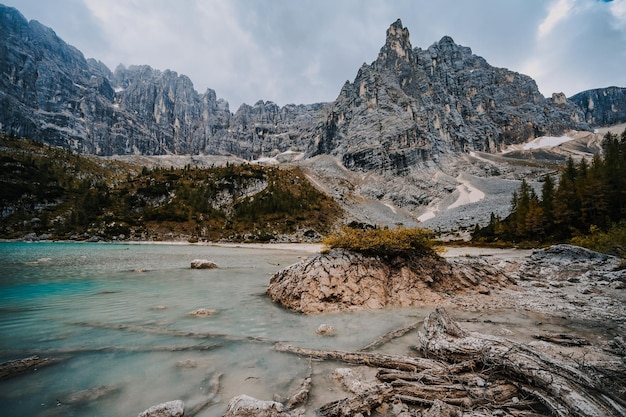 Majestuoso paisaje del lago Sorapis de los Dolomitas con coloridos alerces y altas montañas Maravilloso paisaje natural de senderismo en dolomita italia cerca de Cortina d'Ampezzo