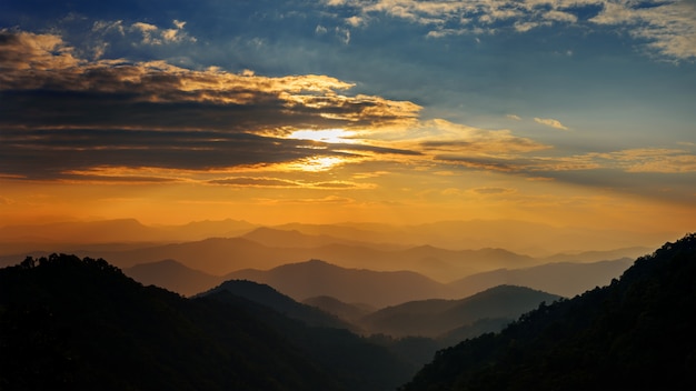 Majestuoso paisaje de montañas en el cielo del atardecer con nubes, Chiang Mai, Tailandia