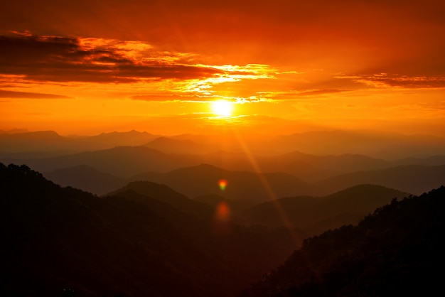 Majestuoso paisaje de montañas en el cielo del atardecer con nubes, Chiang Mai, Tailandia