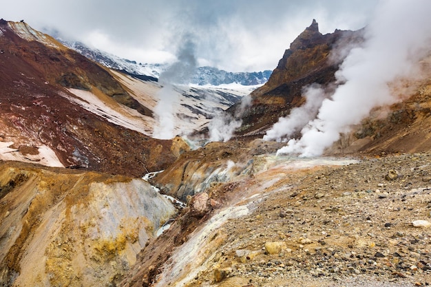 Majestuoso paisaje montañoso cráter de volcán activo Aguas termales y actividad de fumarolas campo de lava