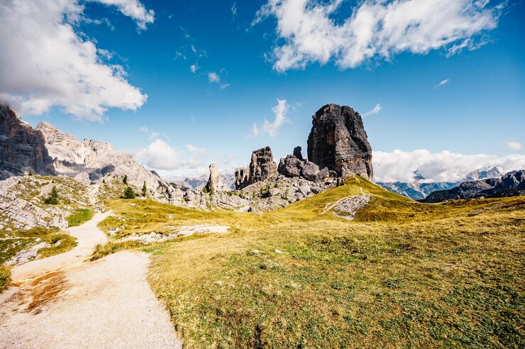 Foto majestuoso paisaje de otoño rojo alpino cinque torri passo falzarego tofana maravilloso paisaje natural de senderismo en dolomita italia cerca de cortina d'ampezzo