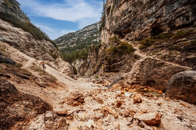 Majestuoso paisaje del valle de Fanes de los Dolomitas Maravilloso paisaje natural de senderismo en Dolomita Italia cerca de Cortina d'Ampezzo Las cascadas de Fanes Cascate di Fanes Dolomitas Italia Via Ferrata Lucio Dalaiti