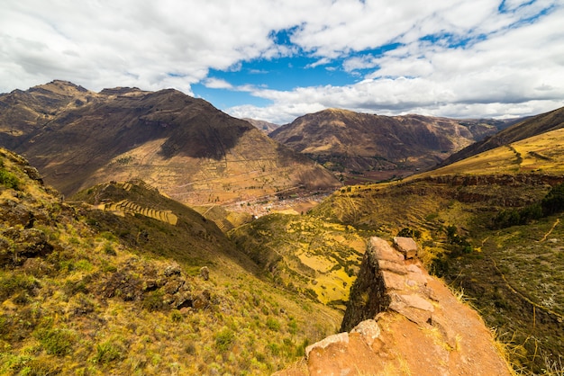 Majestuoso paisaje del Valle Sagrado de Pisac, Perú