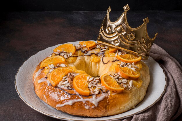 Majestuoso pastel del día de la epifanía con rodajas de naranja