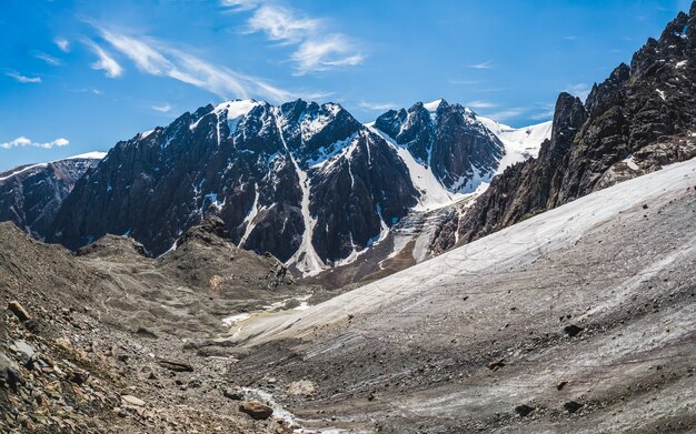 Majestuoso valle de montaña glaciar con un desfiladero en el fondo de altas montañas cubiertas de nieve. Vista panorámica del glaciar, en lo alto de las montañas, cubierto de nieve y hielo. Paisaje invernal de Altai.