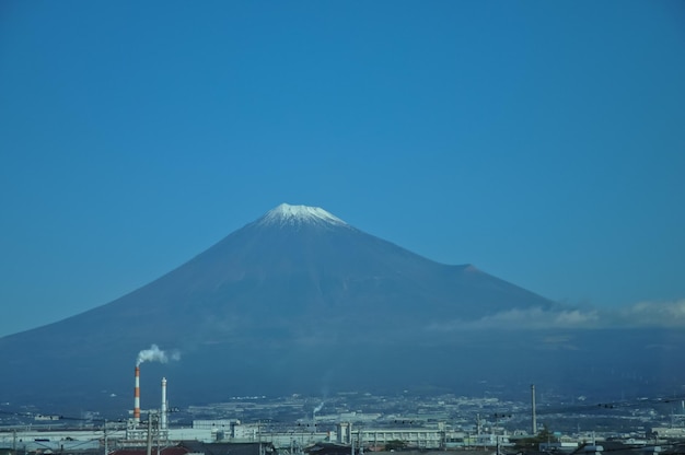 Majestuoso volcán Fuji en Japón Otoño y paisaje urbano