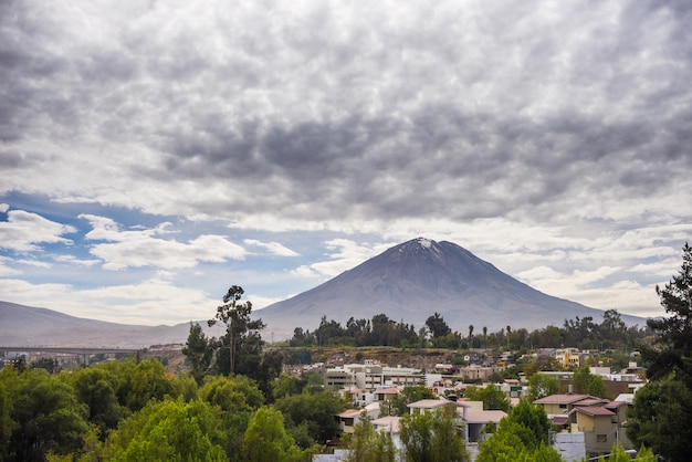 Majestuoso volcán en Perú