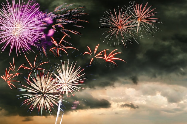 Majestuosos fuegos artificiales en el cielo de la tarde