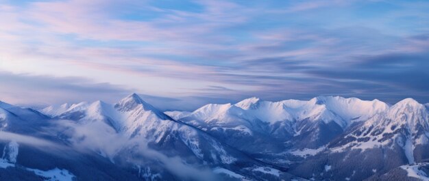 Los majestuosos picos de las montañas nevadas al amanecer