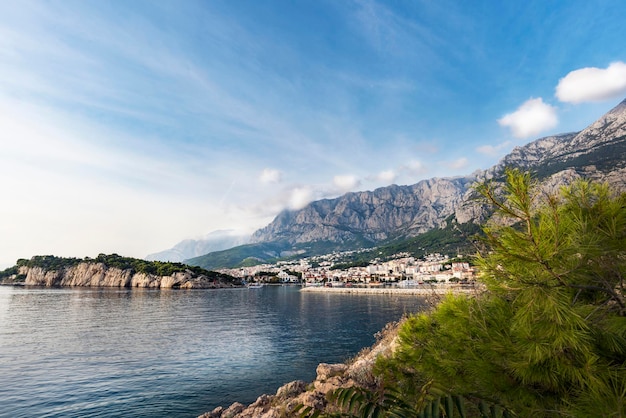 Makarska, Croácia. Vista da praia e da cidade velha ao pôr do sol