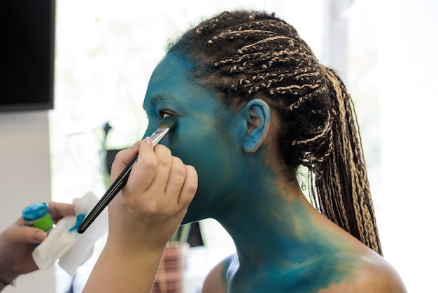 Make-up Artist bringt deine Schatten auf eine schöne Frau im Avatar-Stil auf