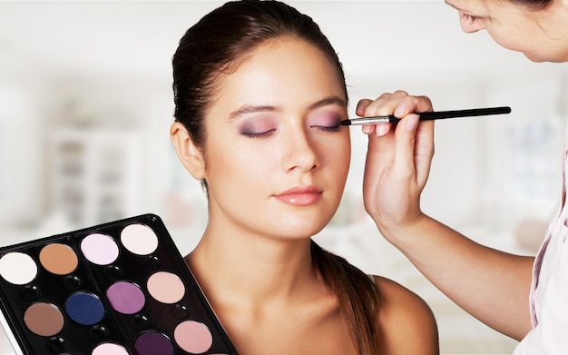 Make-up Artist macht stylisches Make-up für hübsche Frau