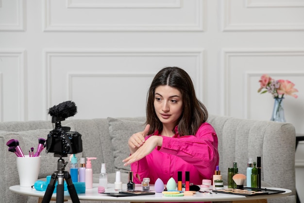 Make-up Blogger Brünette schöne süße junge Dame Aufnahme Blog vor der Kamera Putting Cream